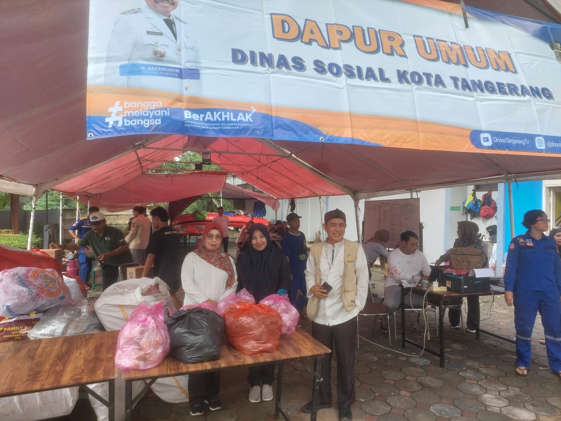 Distribusi Bantuan Nasi Bungkus untuk Korban Terdampak Banjir di Kota Tangerang